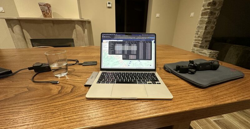 Ordinateur portable ouvert sur une table en bois, soirée de travail au gîte