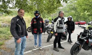 Motards et motos au point de départ