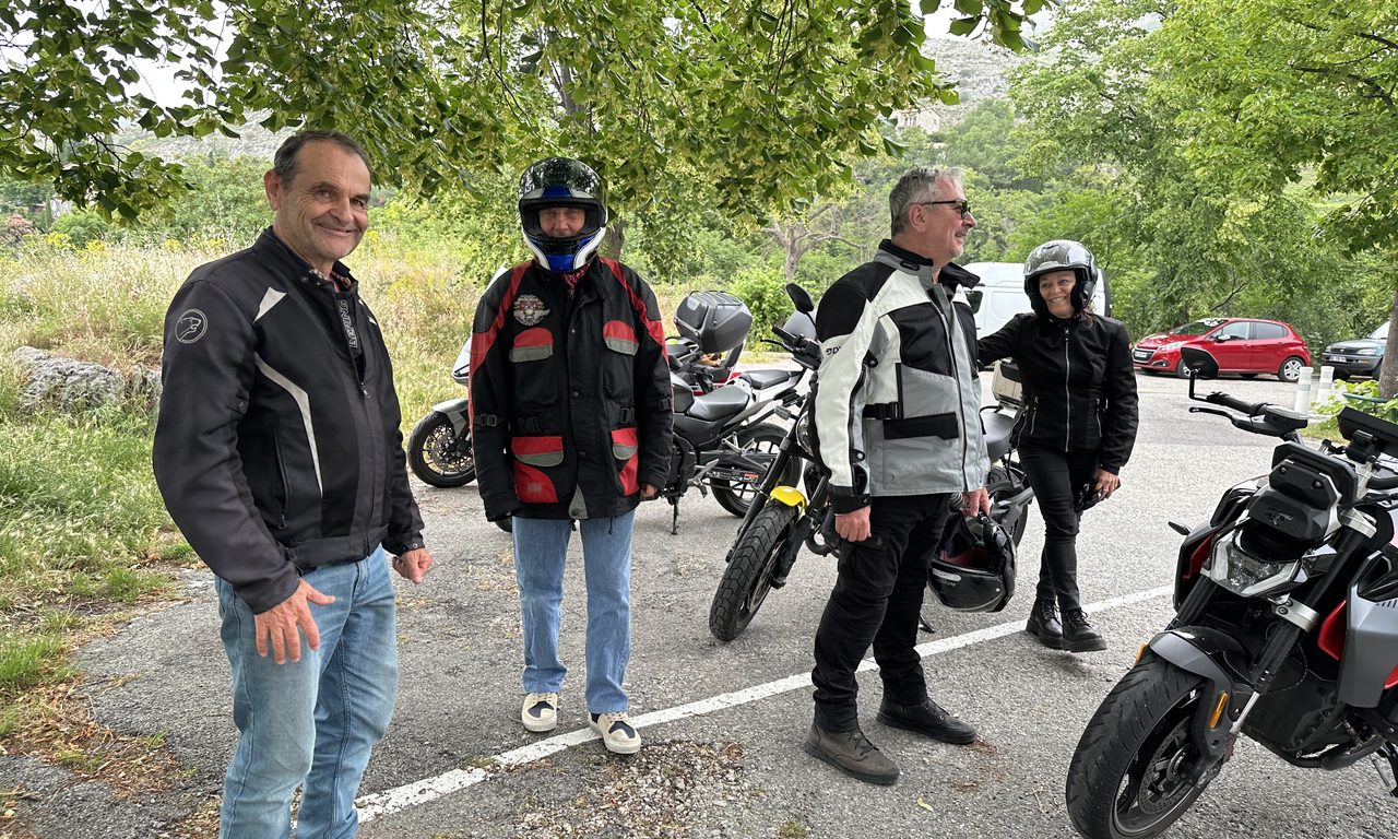 Motards et motos au point de départ