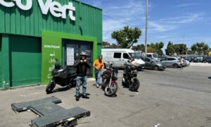 Motards devant le magasin Feu Vert