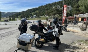 Motos devant la station, drapeau rouge