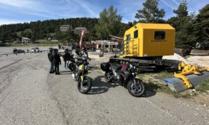 Motos près d'une dameuse jaune, station