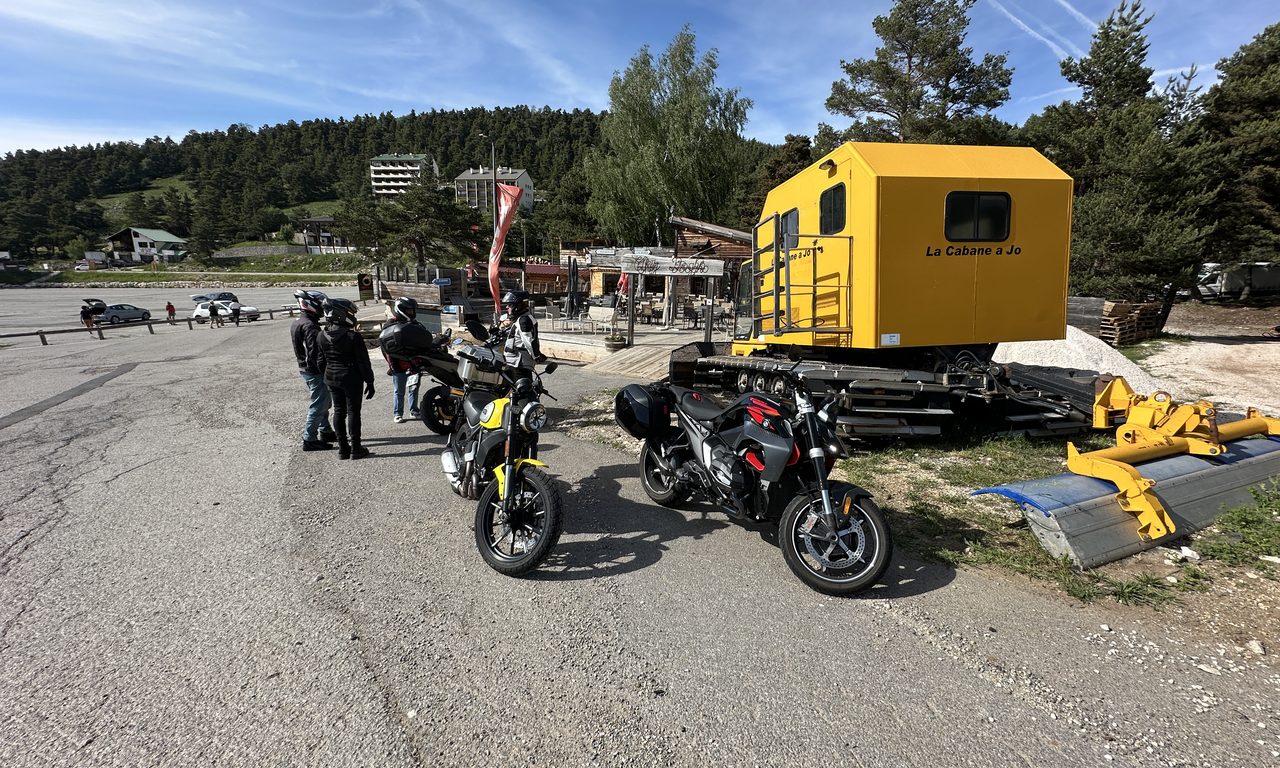 Motos près d'une dameuse jaune, station