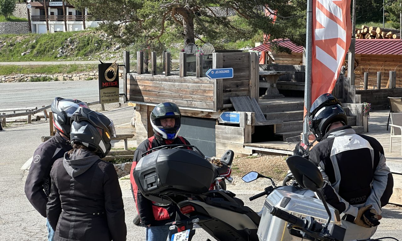 Motards et motos devant un chalet