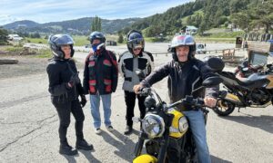 Groupe de motards autour d'une Ducati