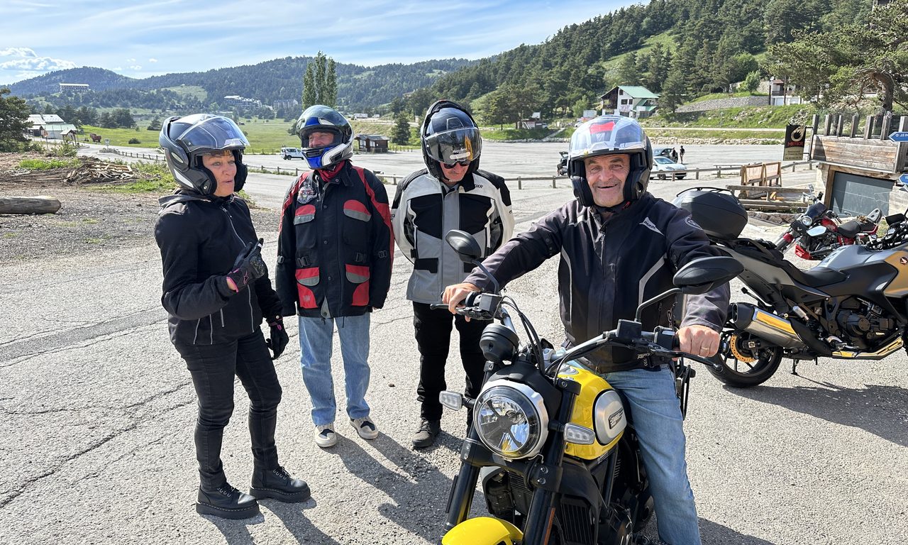 Groupe de motards autour d'une Ducati