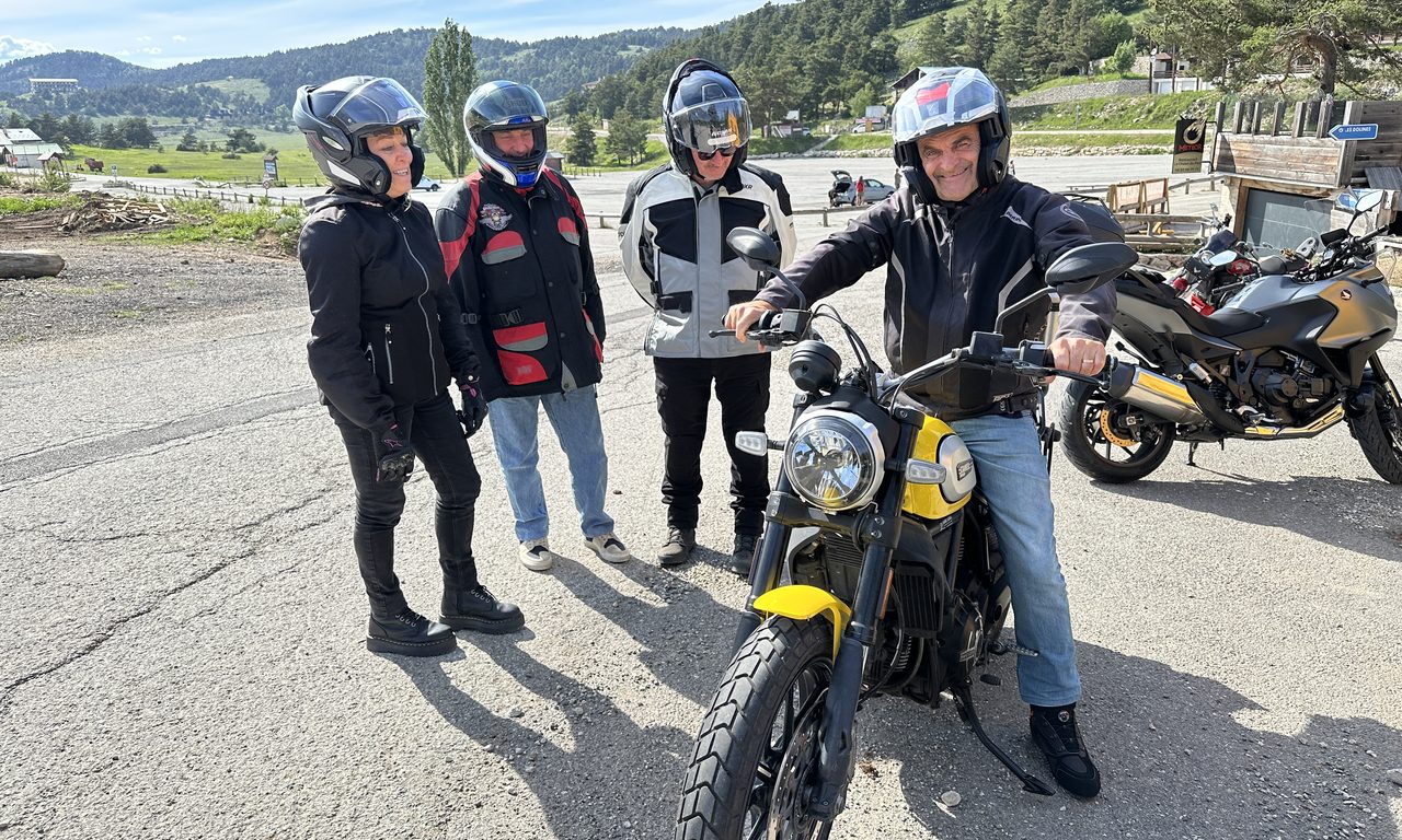 Quatre motards posent près des motos