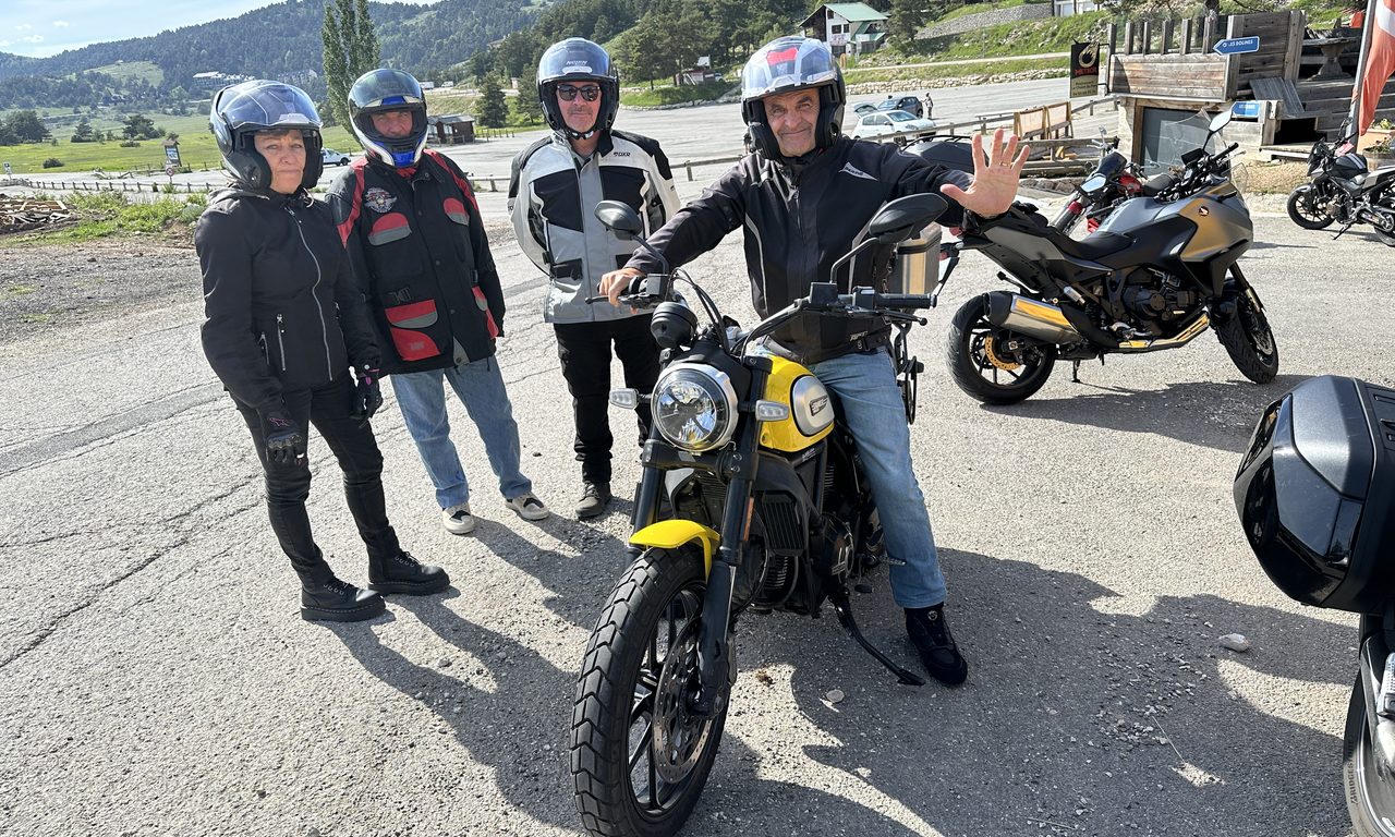 Motard salue depuis sa Ducati Scrambler