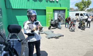 Motard en tenue devant Feu Vert