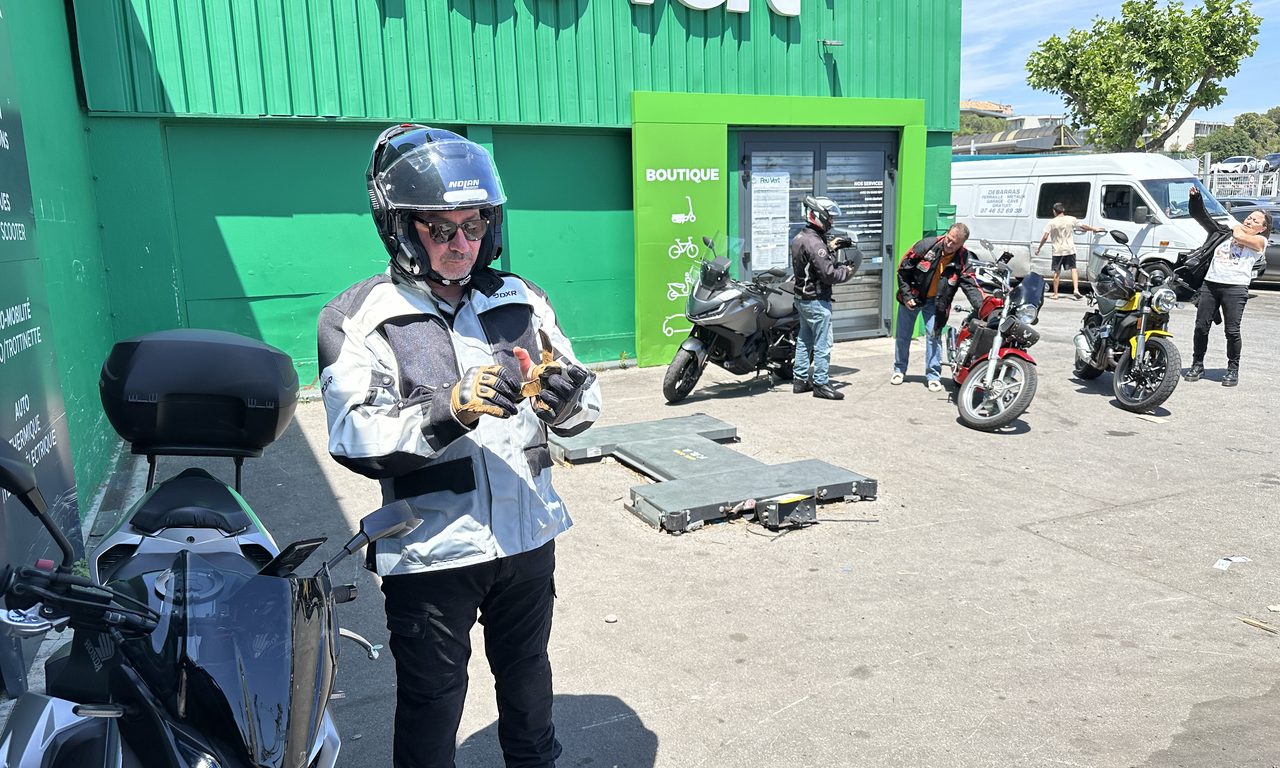 Motard en tenue devant Feu Vert