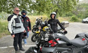 Motards et BMW GS sous les arbres