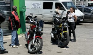 Deux motos et une motarde, parking