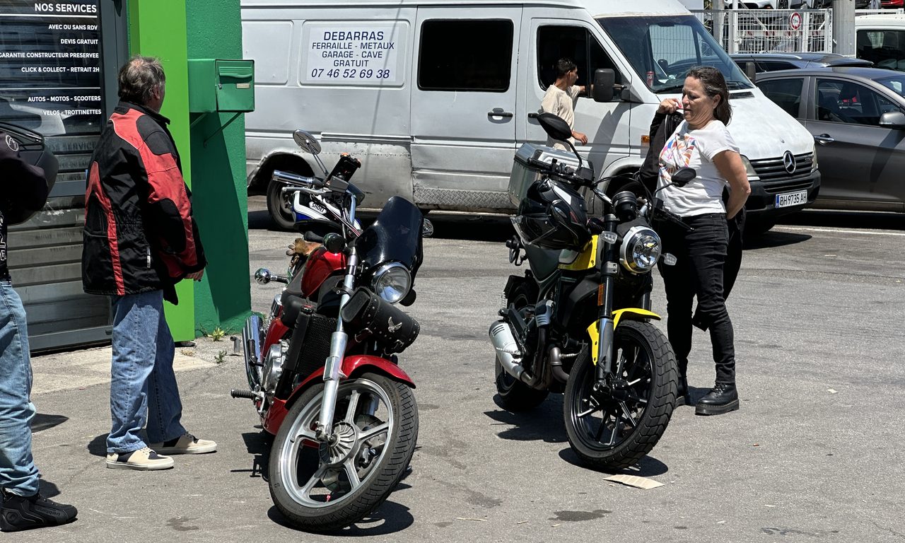 Deux motos et une motarde, parking