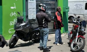 Motards devant la boutique Feu Vert