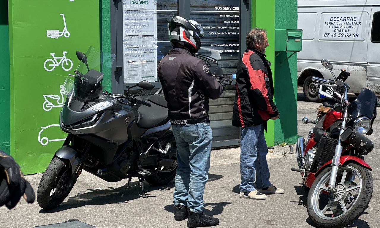 Motards devant la boutique Feu Vert