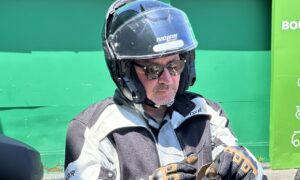 Portrait motard casque Nolan, lunettes soleil