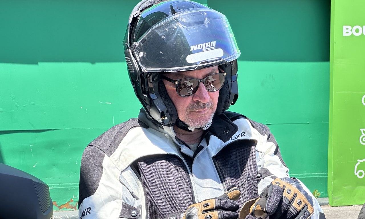Portrait motard casque Nolan, lunettes soleil
