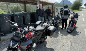 Motos garées devant la montagne provençale
