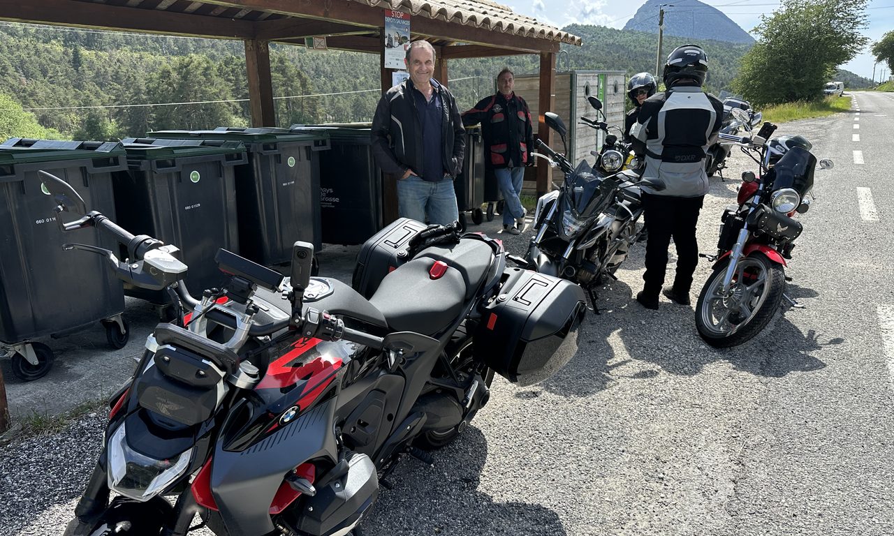 Motos garées devant la montagne provençale