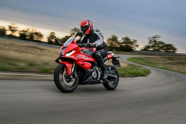 BMW F 450 RR 2027 en virage sur circuit