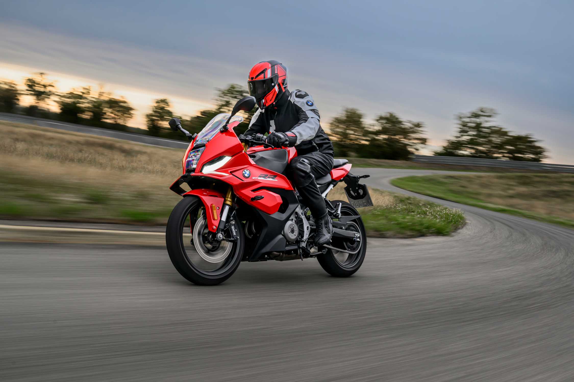 BMW F 450 RR 2027 en virage sur circuit