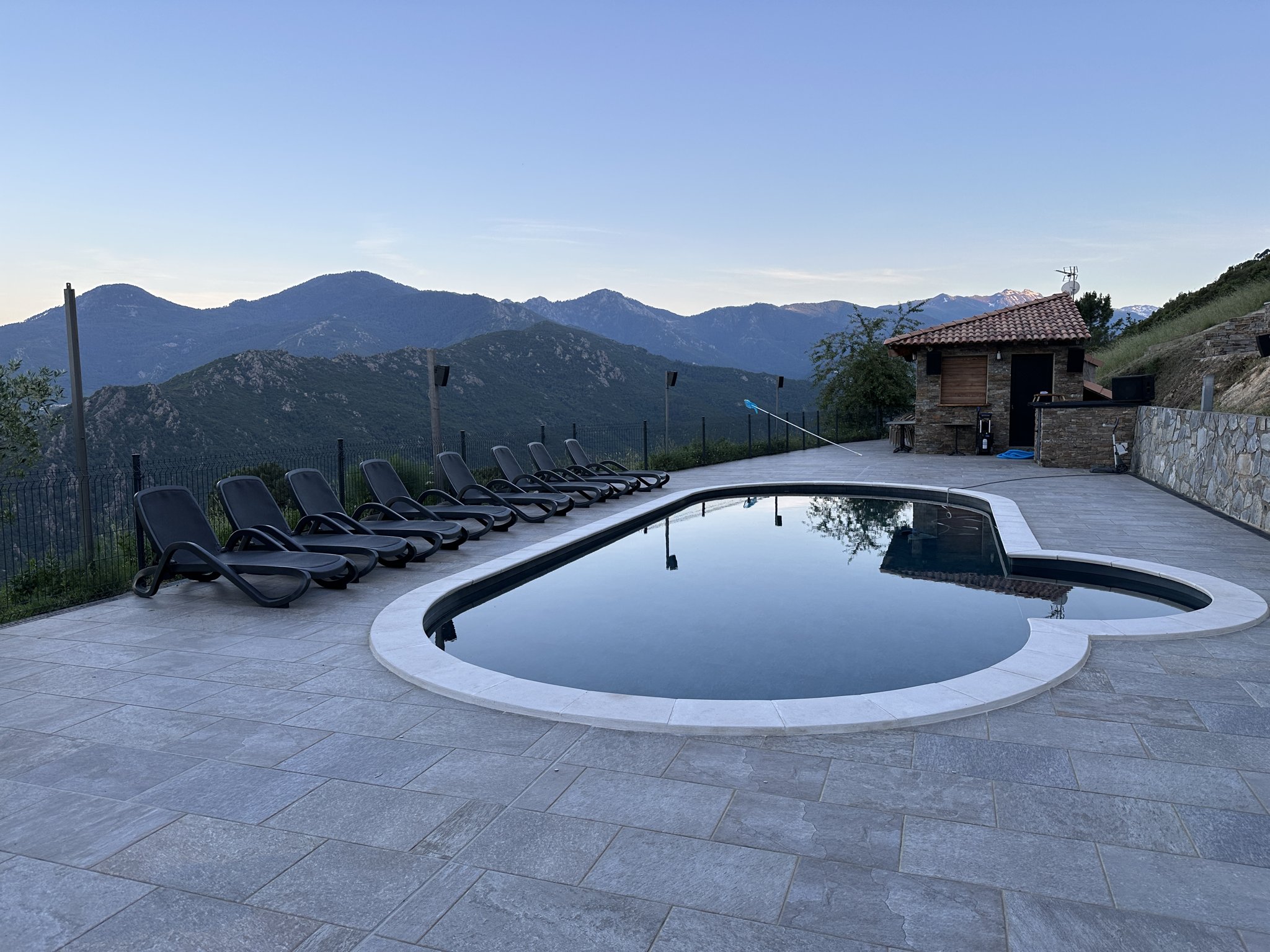 La piscine de Chez Coco face aux montagnes, au petit matin.