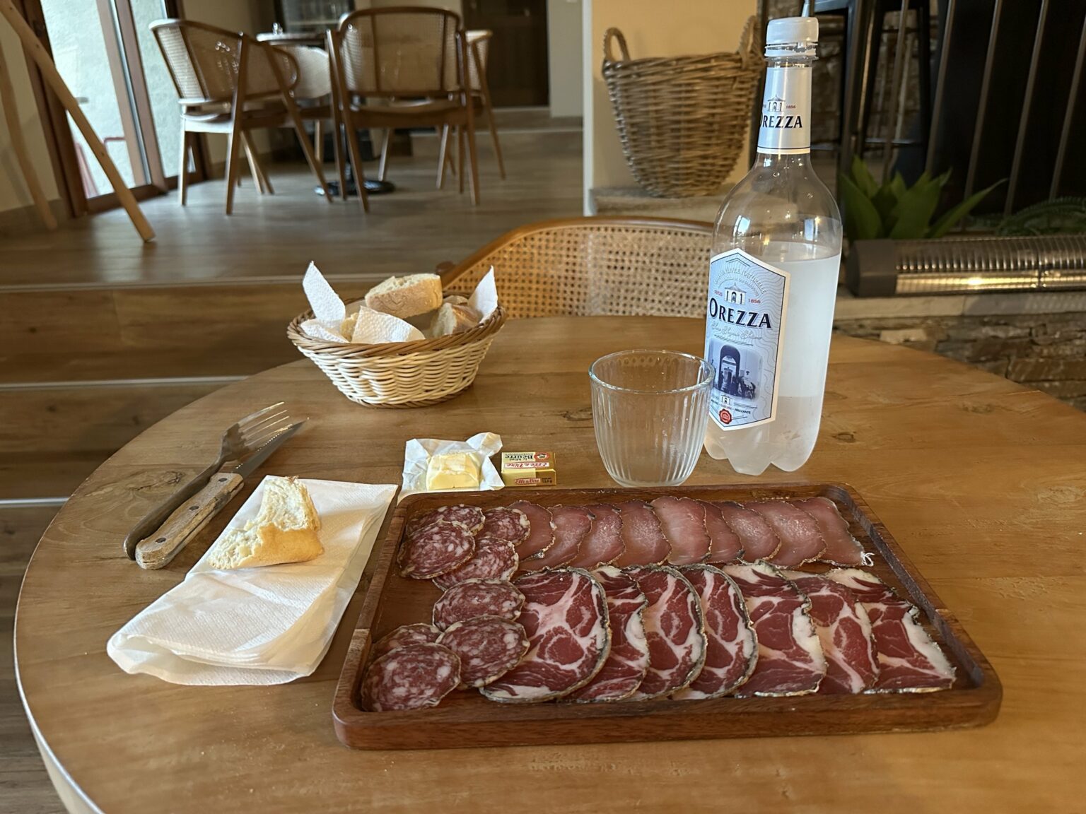 Planche de charcuterie corse et Orezza sur la table de Chez Coco.