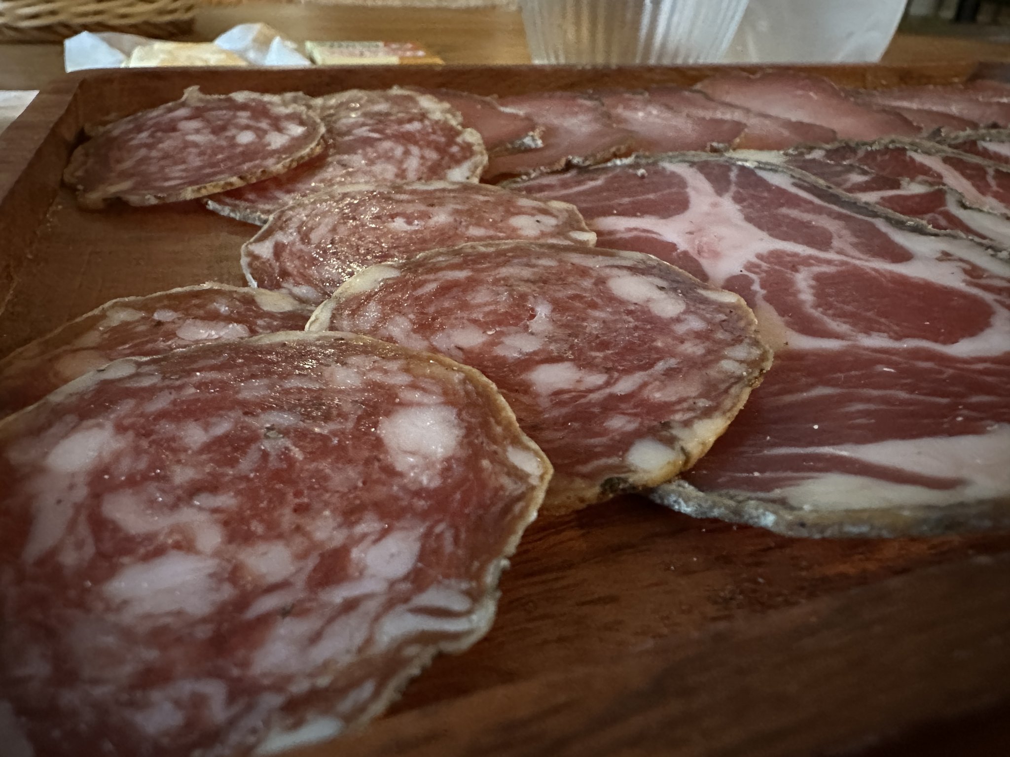 Gros plan sur le saucisson et la coppa de la planche Chez Coco.