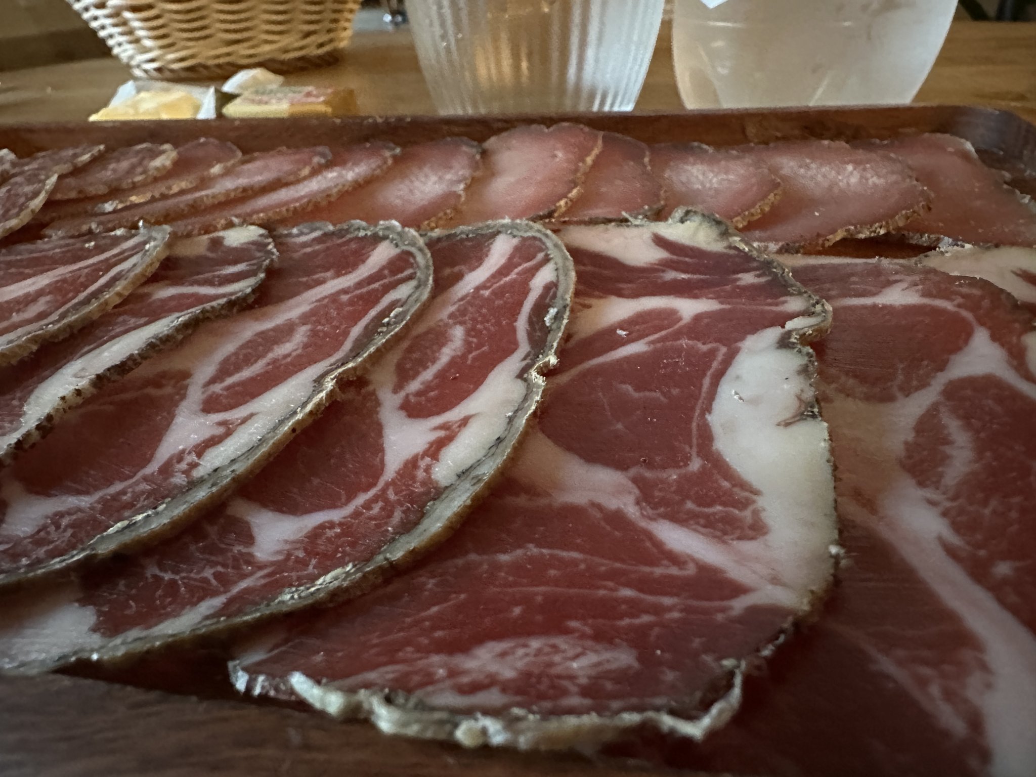 Tranches fines de charcuterie, de quoi vous faire oublier la route.