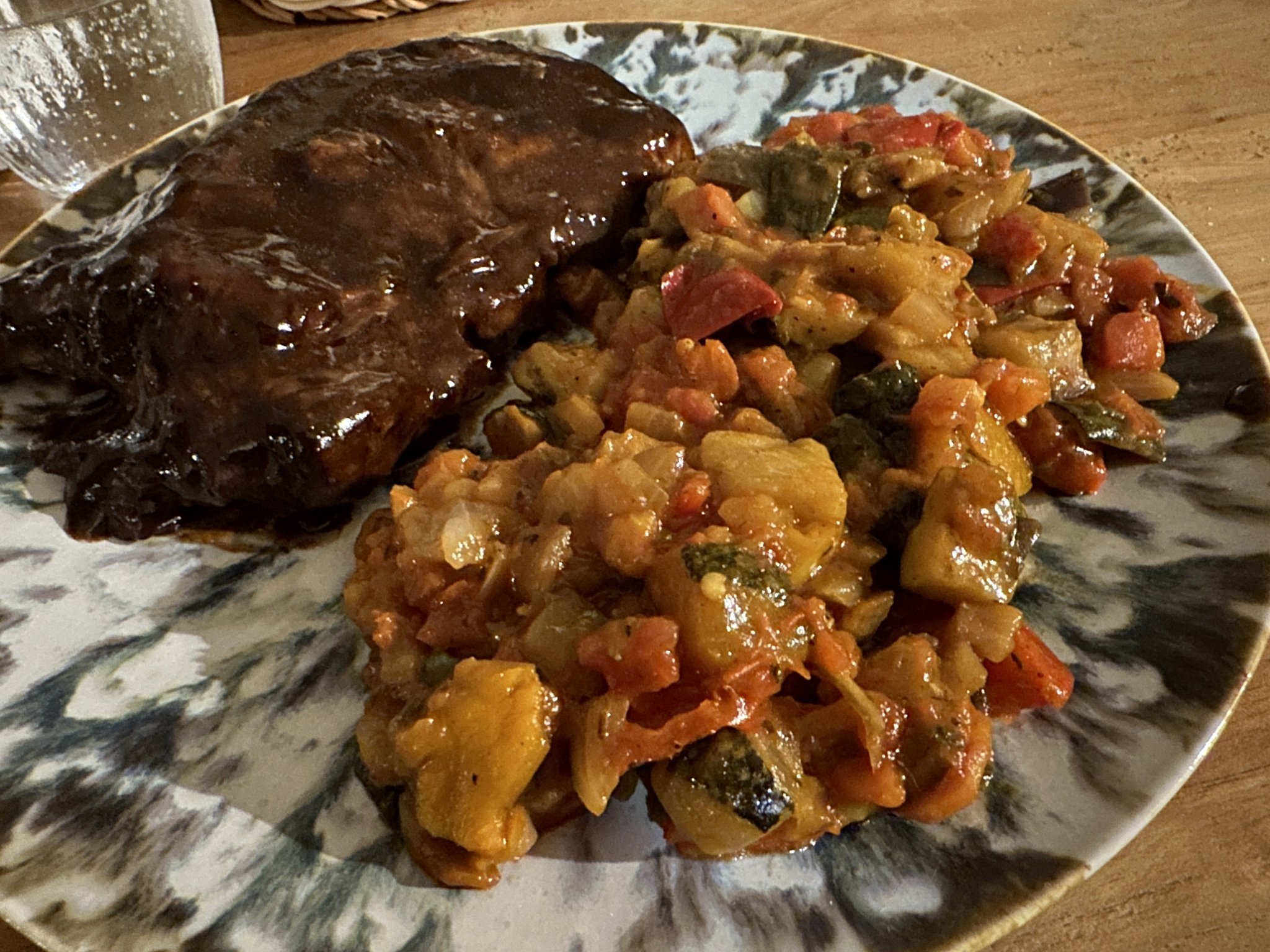 Travers de porc et compotée de légumes maison, servis Chez Coco.