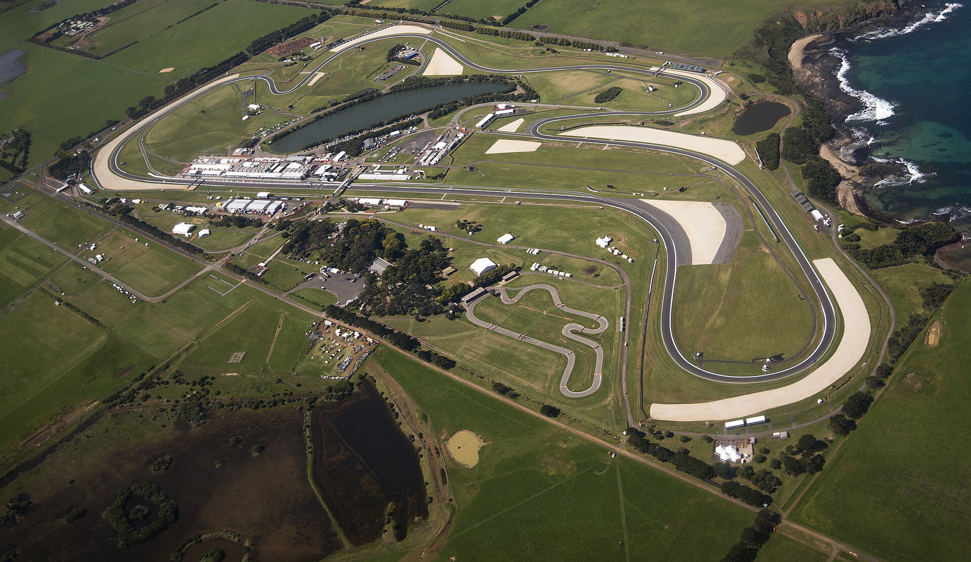 Vue aérienne du circuit de Phillip Island, en Australie, au bord de l'océan