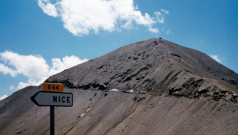 Route du col de la Bonette dans les Alpes-Maritimes