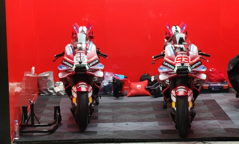 Les deux Ducati Desmosedici GP26 1000cc de Francesco Bagnaia et Marc Marquez exposées au lancement de la saison MotoGP 2026 à Kuala Lumpur