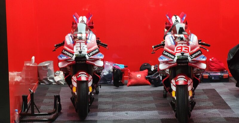 Les deux Ducati Desmosedici GP26 1000cc de Francesco Bagnaia et Marc Marquez exposées au lancement de la saison MotoGP 2026 à Kuala Lumpur