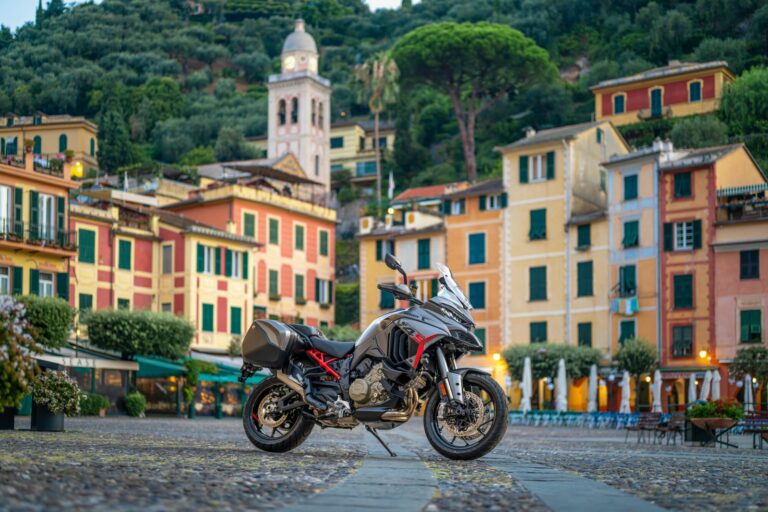 Ducati Multistrada V4 S Grand Tour 2027 avec valises garée dans un village côtier italien