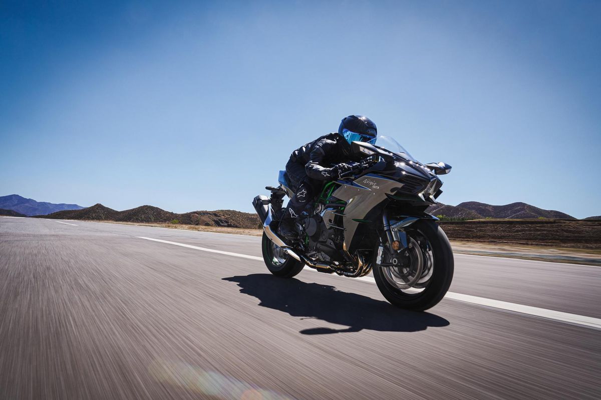 Pilote sur la Kawasaki Ninja H2 2027 en ligne droite