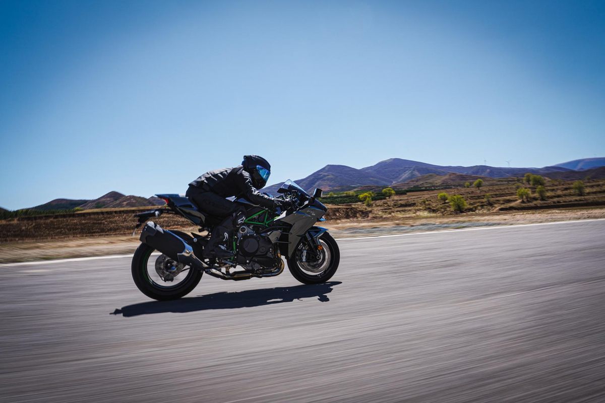 Kawasaki Ninja H2 2027 en pleine accélération sur route