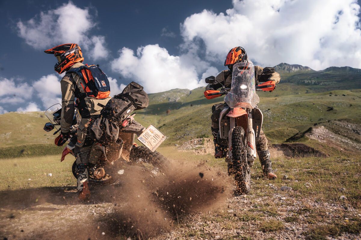 KTM 690 Rally 2027 en action sur une piste avec son pilote