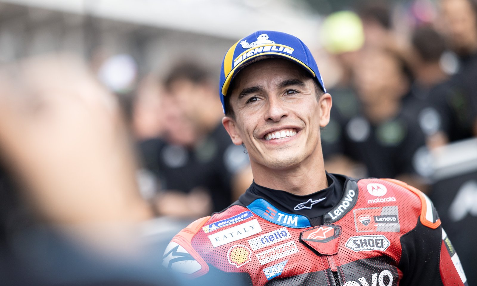 Marc Márquez souriant en combinaison Ducati Lenovo au Grand Prix d'Allemagne MotoGP 2026
