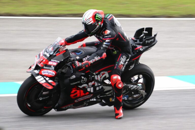 Marco Bezzecchi au guidon de l'Aprilia RS-GP officielle en MotoGP (Grand Prix de Malaisie 2025)