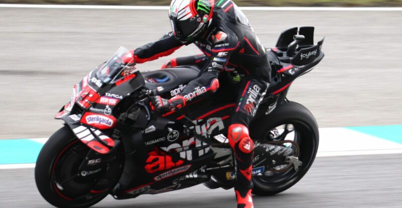 Marco Bezzecchi au guidon de l'Aprilia RS-GP officielle en MotoGP (Grand Prix de Malaisie 2025)